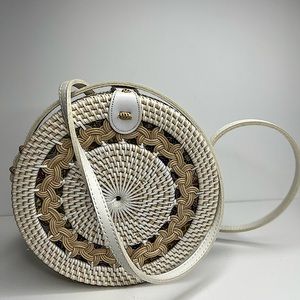 Round wicker crossbody